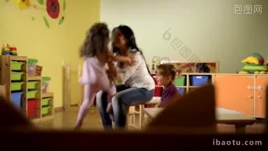 人们在学校玩得很开心，女教育工作者在<strong>幼儿园</strong>和孩子玩耍